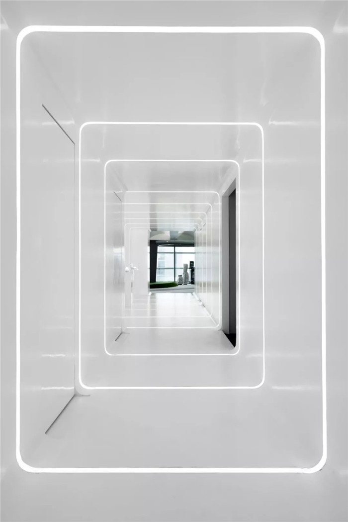 大开间的办公室装修灯光设计