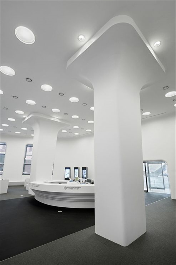 办公室里突兀的大柱子如何装饰设计