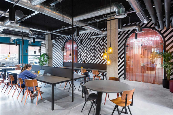 办公室里突兀的大柱子如何装饰设计