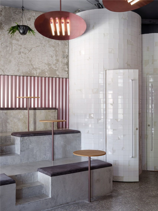 办公室里突兀的大柱子如何装饰设计